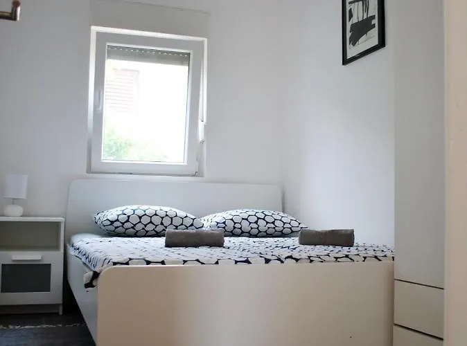 Appartement In With Balcony, Air Conditioning, Wifi, Washing Machine 4762-1 *